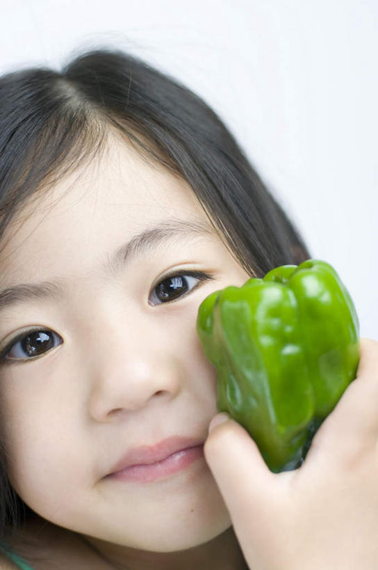 东方人,儿童,脸,头,脸颊,一个人,站,举,笑,微笑,竖图,室内,特写,白天,白色背景,正面,纯洁,蔬菜,亚洲,仅一个女性,仅一个人,新鲜,青椒,食品,注视,黄种人,食物,一个,小孩,观察,看,托,站着,仅一个小孩,可爱,童年,童趣,摄影,有机食品,绿色食品,影棚,单个,观看,察看,关注,童真,烂漫,无邪,大椒,菜椒,天真,女孩,女人,女性,亚洲人,孩子,头部,脸部,脸蛋,面部,甜椒,柿子椒,灯笼椒,举起,举手,举着,向上举,向上伸,向上托,站立,半身,彩图,影棚拍摄,拍摄,女生