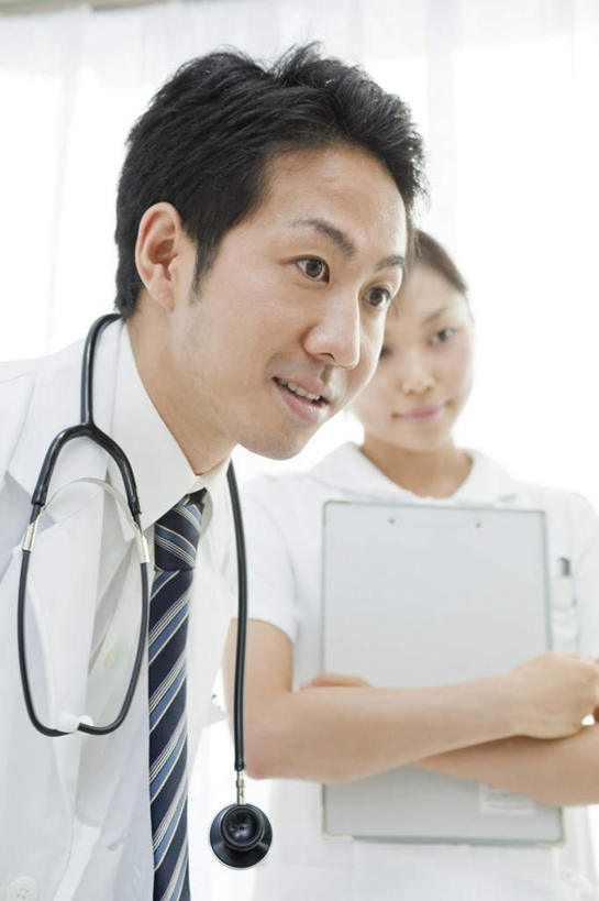 东方人,两个人,同事,医生,护士,站,笑,说,微笑,露齿笑,竖图,室内,白天,白色背景,正面,讨论,成功,合作,团队,集体,信心,亚洲,领带,黄种人,队伍,听诊器,站着,医护人员,医疗人员,摄影,影棚,医疗设备,领导,白衣天使,象征,庄重,成就,身份,记录板,合伙,领袖,记事板,正式,地位,交流,男人,男性,年轻男性,年轻女性,女人,女性,亚洲人,大夫,沟通,讲话,交谈,商讨,说话,谈话,站立,半身,彩图,影棚拍摄,拍摄