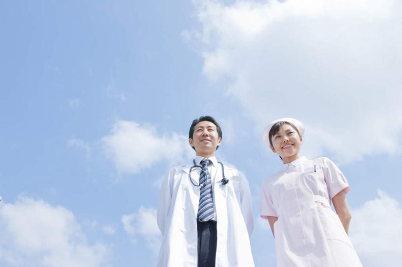 东方人,两个人,同事,医生,护士,站,笑,微笑,露齿笑,横图,室外,白天,仰视,成功,合作,团队,集体,信心,亚洲,阴影,光线,影子,云,云朵,云彩,黄种人,队伍,蓝色,白云,蓝天,天空,阳光,听诊器,天,站着,医护人员,医疗人员,晴朗,医疗设备,领导,白衣天使,成就,合伙,领袖,男人,男性,年轻男性,年轻女性,女人,女性,亚洲人,大夫,晴空,站立,半身,彩图,低角度拍摄