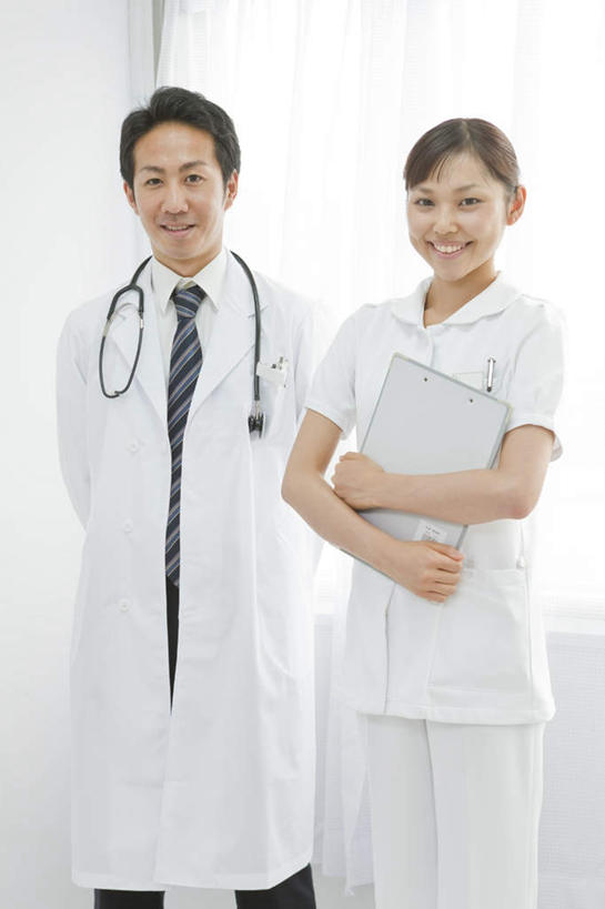 东方人,两个人,同事,医生,护士,医院,站,抱,笑,微笑,露齿笑,竖图,室内,白天,正面,成功,合作,团队,集体,信心,亚洲,笔,材料,档案,文件,办公用品,钢笔,黄种人,队伍,文具,听诊器,学习用品,资料,站着,医护人员,医疗人员,抱着,文具用品,一支,医疗设备,领导,搂着,白衣天使,成就,文档,记录板,合伙,领袖,背手,记事板,医疗机构,男人,男性,年轻男性,年轻女性,女人,女性,亚洲人,大夫,怀抱,搂,搂抱,相抱,拥抱,站立,半身,彩图,病院,诊所