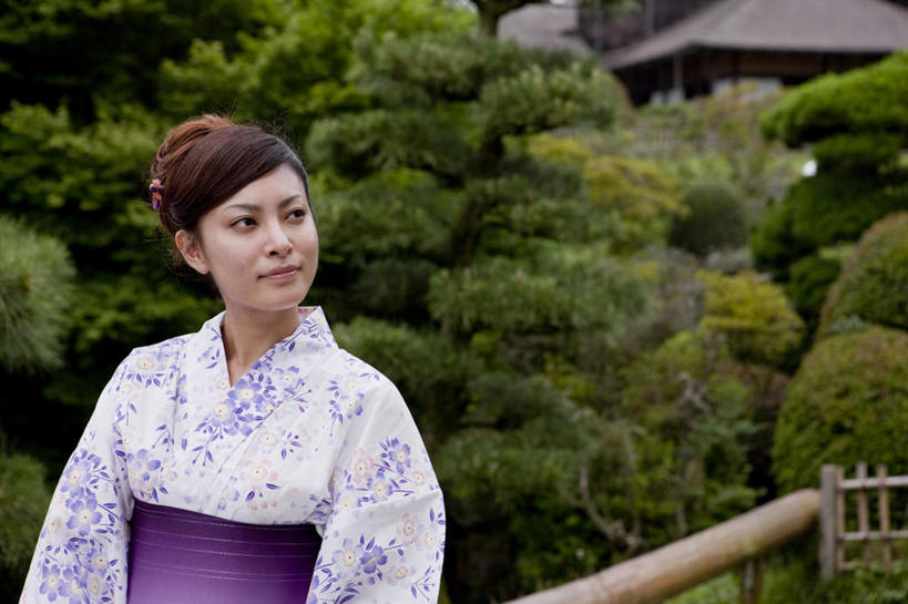 东方人,一个人,栏杆,站,笑,微笑,横图,室外,白天,正面,民族服装,树林,植物,亚洲,仅一个年轻女性,仅一个女性,仅一个人,和服,围栏,黄种人,护栏,树,树木,绿色,自然,站着,服饰,生长,成长,吴服,唐草,唐花,唐锦,年轻女性,女人,女性,亚洲人,站立,半身,彩图,传统服装,民俗服