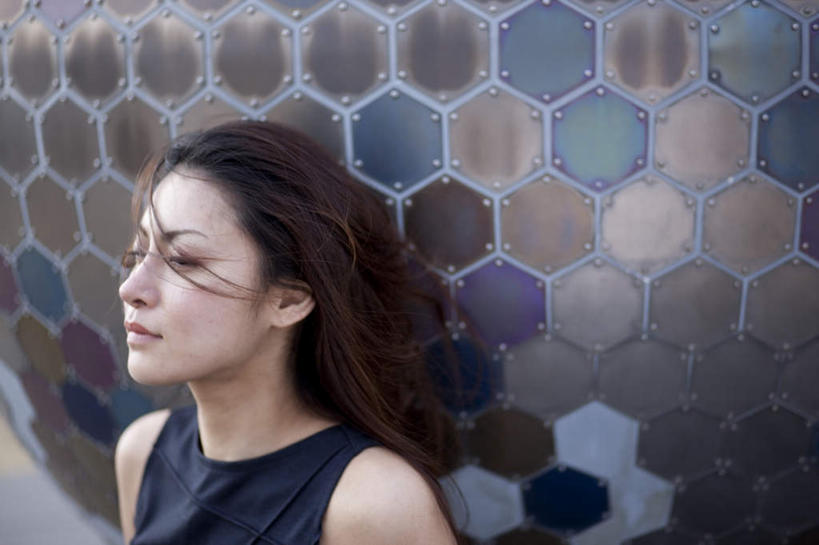 东方人,脸,头,脸颊,一个人,站,横图,室外,白天,正面,亚洲,仅一个年轻女性,仅一个女性,仅一个人,一排,许多,服装,整齐,装饰,墙,注视,休闲装,黄种人,墙壁,墙面,排列,衣服,黑色,观察,看,站着,休闲,休闲服,服饰,观看,华丽,修饰,点缀,察看,队列,关注,衬托,美观,雅致,雅观,年轻女性,女人,女性,亚洲人,头部,长发,脸部,脸蛋,面部,站立,半身,彩图