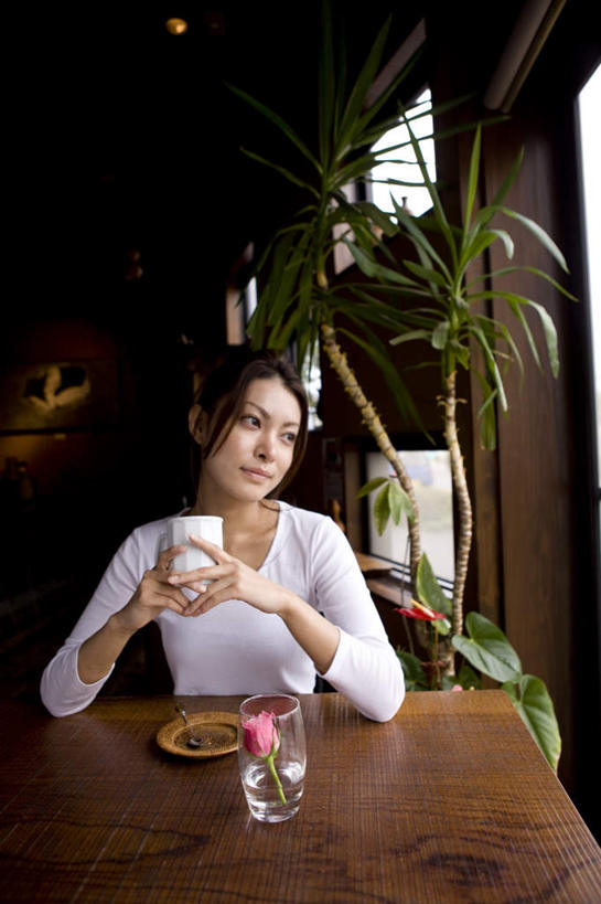 东方人,一个人,餐厅,坐,捧,竖图,室内,白天,正面,植物,餐桌,桌子,亚洲,仅一个年轻女性,仅一个女性,仅一个人,盛开,盆栽,盆景,花蕾,注视,黄种人,花,花瓣,花朵,鲜花,一朵,粉色,绿色,自然,花苞,花蕊,观察,看,生长,成长,餐台,观看,察看,关注,年轻女性,女人,女性,亚洲人,端,端着,捧着,手捧,坐着,半身,彩图,餐馆,饭店,饭馆