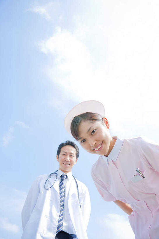 东方人,两个人,同事,医生,护士,站,笑,微笑,露齿笑,竖图,室外,白天,仰视,成功,合作,团队,集体,信心,亚洲,弯腰,阴影,光线,影子,云,云朵,云彩,注视,黄种人,队伍,蓝色,白云,蓝天,天空,阳光,天,观察,看,站着,医护人员,医疗人员,晴朗,观看,察看,领导,白衣天使,成就,关注,合伙,领袖,弯身,男人,男性,年轻男性,年轻女性,女人,女性,亚洲人,大夫,晴空,站立,半身,彩图,低角度拍摄