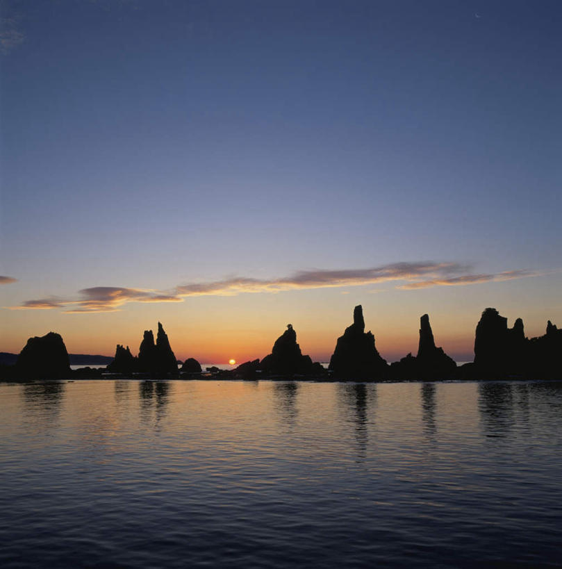 无人,竖图,室外,白天,正面,旅游,度假,海浪,海洋,礁石,石头,美景,日本,亚洲,阴影,反射,石子,影子,景观,浪花,水平线,云,云朵,辽阔,海平线,云彩,娱乐,蓝色,白云,蓝天,天空,自然,海水,天,享受,休闲,广阔,景色,放松,晴朗,一望无际,自然风光,海景,东亚,本州,本州岛,日本国,近畿地方,近畿,和歌山,和歌山县,桥杭岩,无边无际,一马平川,大海,风浪,海,海水的波动,礁,近岸浪,石块,岩石,涌浪,晴空,彩图,水天相接,水天一线