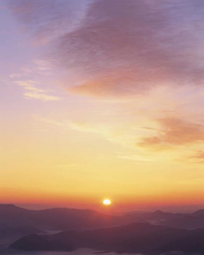 无人,竖图,全景,室外,白天,正面,旅游,度假,日出,美景,山,山脉,太阳,天际线,北海道,日本,亚洲,朦胧,模糊,地平线,景观,山峰,云,云朵,辽阔,地面,朝霞,晨曦,黎明,山峦,云彩,娱乐,蓝色,白云,蓝天,天空,阳光,自然,群山,天,享受,休闲,景色,放松,晴朗,一望无际,自然风光,延伸,东亚,日本国,天地相交,北海道地方,北海道岛,雄阿寒岳,朝阳,晴空,彩图,破晓