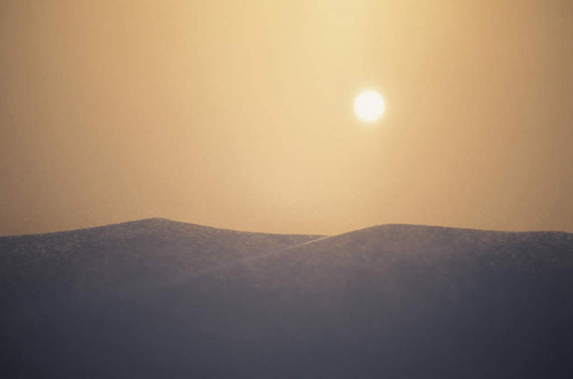 无人,农田,横图,室外,白天,正面,旅游,度假,庄稼,农作物,美景,山,山脉,雪,大雪,北海道,日本,亚洲,朦胧,模糊,地平线,积雪,景观,山峰,雪景,冬季,冬天,辽阔,地面,山峦,娱乐,蓝色,蓝天,天空,自然,群山,天,享受,休闲,景色,放松,寒冷,晴朗,一望无际,自然风光,延伸,东亚,万里无云,日本国,天地相交,北海道地方,北海道岛,严寒,晴空,晴空万里,彩图,耕地,庄稼田