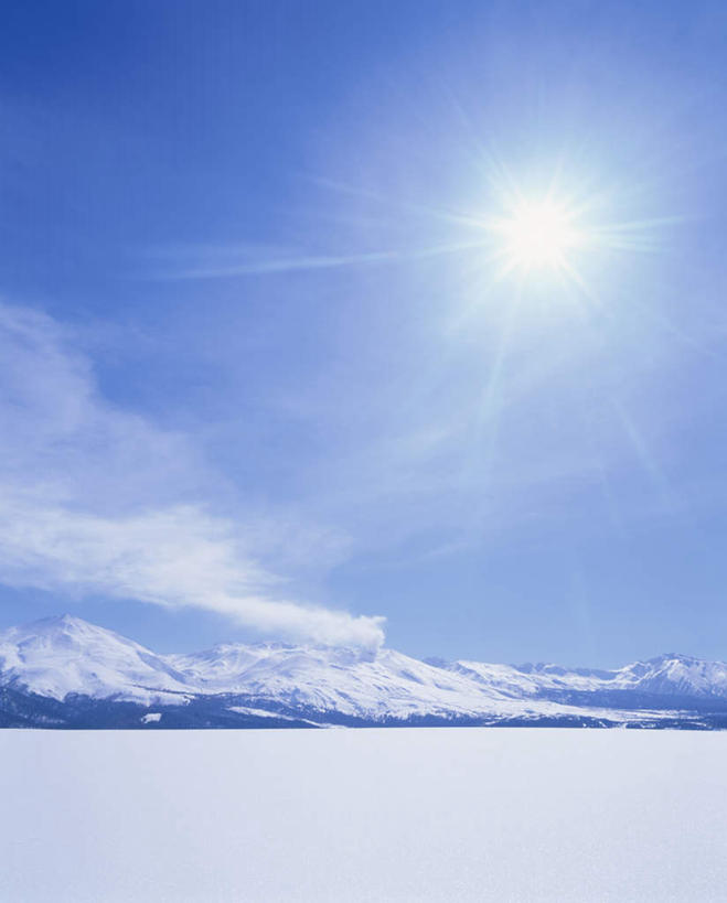 无人,竖图,全景,室外,白天,仰视,旅游,度假,日出,美景,太阳,天际线,雪,大雪,北海道,日本,亚洲,阴影,朦胧,模糊,光线,影子,地平线,积雪,景观,雪景,云,云朵,冬季,冬天,辽阔,地面,朝霞,晨曦,黎明,云彩,娱乐,蓝色,白云,蓝天,天空,阳光,自然,天,享受,休闲,景色,放松,寒冷,晴朗,一望无际,自然风光,延伸,东亚,日本国,天地相交,北海道地方,北海道岛,严寒,朝阳,晴空,彩图,低角度拍摄,破晓