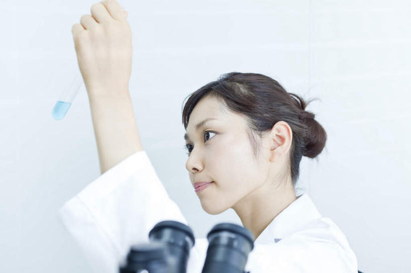 东方人,一个人,坐,举,横图,室内,白天,侧面,实验,仪器,水,杯子,亚洲,仅一个年轻女性,仅一个女性,仅一个人,握,检查,朦胧,模糊,研究,透明,反射,分析,科学,化学,测试,试管,试剂,显微镜,液体,水滴,拿,拿着,注视,黄种人,玻璃制品,蓝色,玻璃瓶,瓶子,观察,看,托,器皿,清晰,探索,握着,放大,观看,仔细,透镜,察看,凸透镜,聚焦,关注,计量,玻璃仪器,试验耗材,实验用品,光学,清楚,年轻女性,女人,女性,亚洲人,玻璃杯,举起,举手,举着,向上举,向上伸,向上托,坐着,半身,彩图