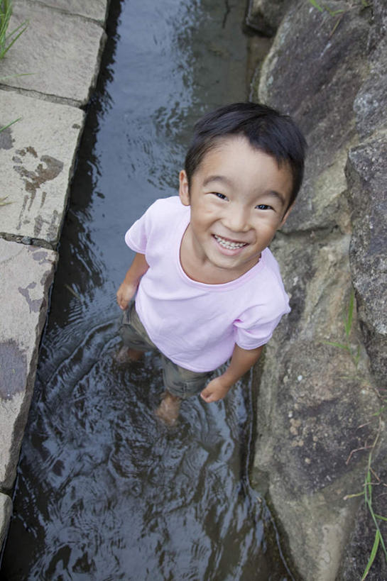 东方人,儿童,一个人,站,笑,微笑,露齿笑,竖图,俯视,室外,白天,纯洁,河流,水,亚洲,仅一个男性,仅一个人,朦胧,模糊,液体,河水,水滴,水流,注视,黄种人,小孩,小溪,溪水,看,站着,仅一个小孩,可爱,童年,童趣,关注,童真,烂漫,无邪,天真,男孩,男人,男性,亚洲人,孩子,抬头,仰头,站立,彩图,高角度拍摄,全身,男生