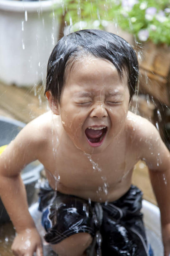 东方人,儿童,一个人,站,闭眼,竖图,室外,白天,正面,纯洁,植物,亚洲,仅一个男性,仅一个人,飞溅,朦胧,模糊,溅,液体,水滴,黄种人,水珠,树,树木,小孩,绿色,自然,站着,张嘴,仅一个小孩,可爱,童年,童趣,生长,成长,喷洒,张大嘴巴,童真,烂漫,无邪,天真,男孩,男人,男性,亚洲人,孩子,张开嘴,闭眼睛,闭着眼,闭着眼睛,站立,半身,彩图,男生