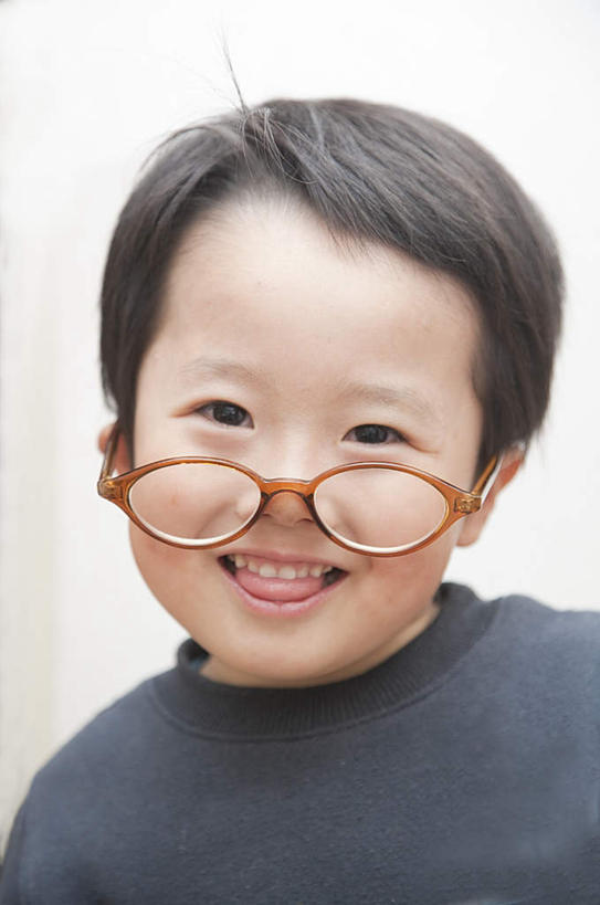 东方人,儿童,一个人,站,笑,微笑,露齿笑,竖图,室外,白天,白色背景,正面,纯洁,亚洲,仅一个男性,仅一个人,一副,朦胧,模糊,眼镜,黄种人,小孩,红色,站着,仅一个小孩,可爱,童年,童趣,摄影,影棚,近视眼镜,童真,烂漫,无邪,天真,男孩,男人,男性,亚洲人,孩子,站立,半身,彩图,影棚拍摄,拍摄,男生