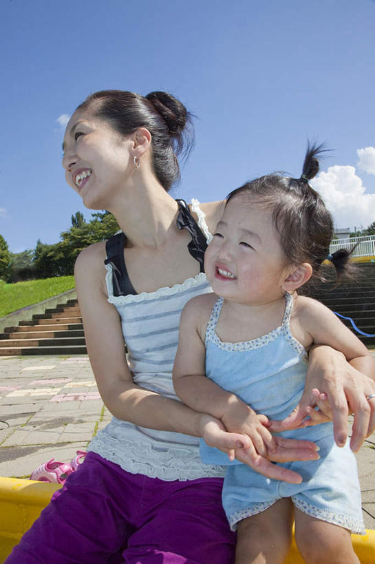 东方人,儿童,家庭,母亲,女儿,坐,抱,笑,微笑,露齿笑,竖图,室外,白天,正面,纯洁,草地,草坪,森林,树林,植物,亚洲,阴影,朦胧,模糊,光线,影子,云,云朵,云彩,注视,黄种人,草,树,树木,小孩,蓝色,绿色,白云,蓝天,天空,阳光,自然,天,观察,看,温暖,温馨,母女,一家人,可爱,母爱,童年,童趣,生长,晴朗,成长,抱着,观看,和睦,察看,搂着,关注,童真,烂漫,无邪,天真,年轻女性,女孩,女人,女性,亚洲人,孩子,年轻人,晴空,怀抱,搂,搂抱,相抱,拥抱,坐着,半身,彩图,融洽,女生