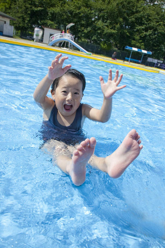 东方人,儿童,一个人,体育馆,游泳池,伸展双臂,竖图,俯视,室外,白天,纯洁,水,亚洲,仅一个女性,仅一个人,阴影,朦胧,模糊,光线,液体,影子,水池,水滴,水面,黄种人,泳池,小孩,蓝色,阳光,仅一个小孩,可爱,童年,童趣,游泳馆,童真,烂漫,无邪,天真,女孩,女人,女性,亚洲人,孩子,敞开双臂,伸开双臂,展开双肩,张开手臂,张开双臂,彩图,高角度拍摄,全身,女生