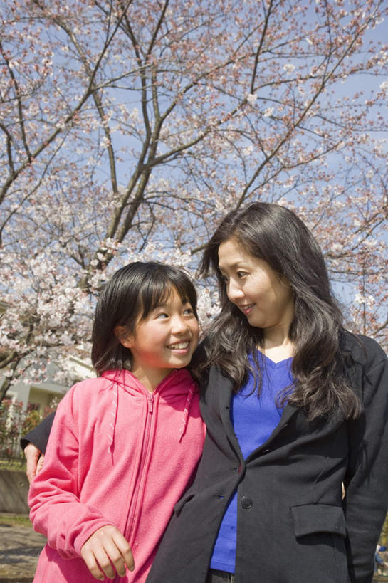 东方人,儿童,两个人,家庭,母亲,女儿,站,笑,说,微笑,露齿笑,竖图,室外,白天,仰视,讨论,纯洁,植物,樱花,亚洲,阴影,朦胧,模糊,盛开,光线,影子,花蕾,黄种人,相视,花,花瓣,花朵,鲜花,树,树木,小孩,蓝色,绿色,白色,蓝天,天空,阳光,自然,天,花苞,花蕊,站着,温暖,温馨,母女,一家人,面对面,可爱,母爱,童年,童趣,生长,晴朗,成长,对视,和睦,相对,童真,烂漫,无邪,万里无云,相看,仙樱花,福岛樱,青肤樱,交流,天真,年轻女性,女孩,女人,女性,亚洲人,孩子,年轻人,晴空,晴空万里,荆桃,沟通,讲话,交谈,商讨,说话,谈话,站立,半身,彩图,低角度拍摄,融洽,女生