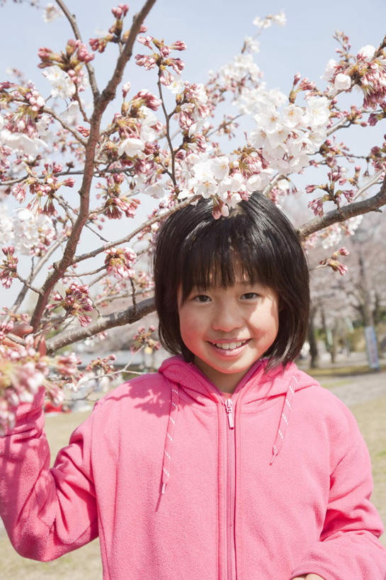 东方人,儿童,一个人,站,举,笑,微笑,露齿笑,竖图,室外,白天,正面,纯洁,草地,草坪,植物,樱花,亚洲,仅一个女性,仅一个人,许多,握,阴影,朦胧,模糊,盛开,光线,影子,拿,花蕾,拿着,黄种人,草,花,花瓣,花朵,鲜花,小孩,蓝色,绿色,白色,蓝天,天空,阳光,天,花苞,花蕊,托,站着,仅一个小孩,可爱,童年,童趣,握着,晴朗,童真,烂漫,无邪,万里无云,仙樱花,福岛樱,青肤樱,天真,女孩,女人,女性,亚洲人,孩子,晴空,晴空万里,荆桃,举起,举手,举着,向上举,向上伸,向上托,站立,半身,彩图,女生