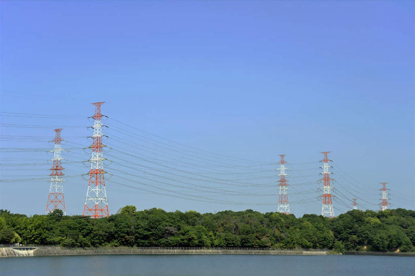 无人,横图,室外,白天,正面,旅游,美景,森林,树林,植物,日本,亚洲,一排,许多,朦胧,模糊,整齐,电力,电线,电线杆,线,景观,电能,线路,树,树木,排列,蓝色,绿色,蓝天,天空,自然,天,景色,大阪,生长,晴朗,成长,电,电源,队列,自然风光,能量,东亚,本州,万里无云,大阪府,本州岛,日本国,近畿地方,近畿,晴空,晴空万里,彩图,游览