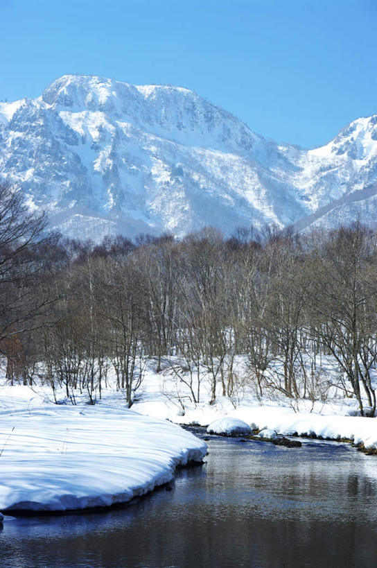 无人,竖图,室外,白天,仰视,旅游,河流,美景,森林,山,山脉,树林,水,植物,长野县,日本,亚洲,朦胧,模糊,河水,景观,山峰,水流,山峦,树,树木,蓝色,绿色,蓝天,天空,自然,群山,天,景色,生长,晴朗,成长,自然风光,东亚,本州,万里无云,本州岛,日本国,中部地方,长野,晴空,晴空万里,彩图,低角度拍摄,游览