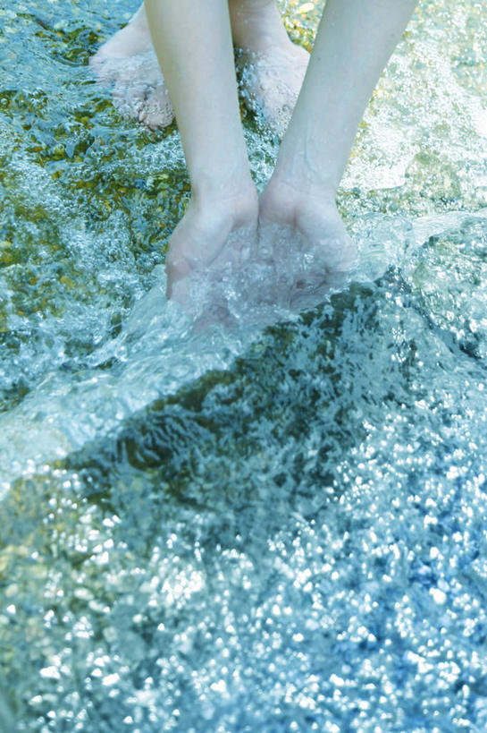 东方人,手,一个人,捧,摸,竖图,俯视,室外,白天,旅游,度假,草地,草坪,河流,水,植物,叶子,亚洲,仅一个年轻女性,仅一个女性,仅一个人,抚摸,阴影,光线,影子,河水,水流,绿叶,黄种人,娱乐,草,绿色,阳光,享受,休闲,手部,嫩叶,放松,年轻女性,女人,女性,亚洲人,叶,叶片,触摸,端,端着,接触,捧着,手捧,半身,彩图,高角度拍摄