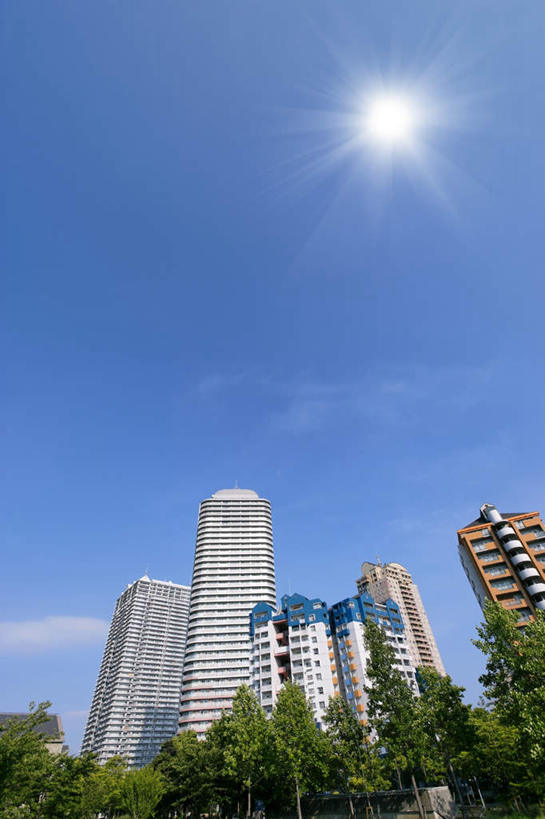 无人,高楼大厦,竖图,室外,白天,仰视,旅游,度假,草地,草坪,美景,太阳,植物,大厦,建筑,摩天大楼,日本,亚洲,一排,阴影,整齐,光线,影子,景观,云,云朵,云彩,娱乐,草,树,树木,排列,蓝色,绿色,白云,蓝天,天空,阳光,自然,天,享受,休闲,景色,放松,生长,成长,队列,自然风光,东亚,本州,本州岛,日本国,近畿地方,近畿,兵库,兵库县,彩图,低角度拍摄,大楼,高层建筑,高楼,摩天楼