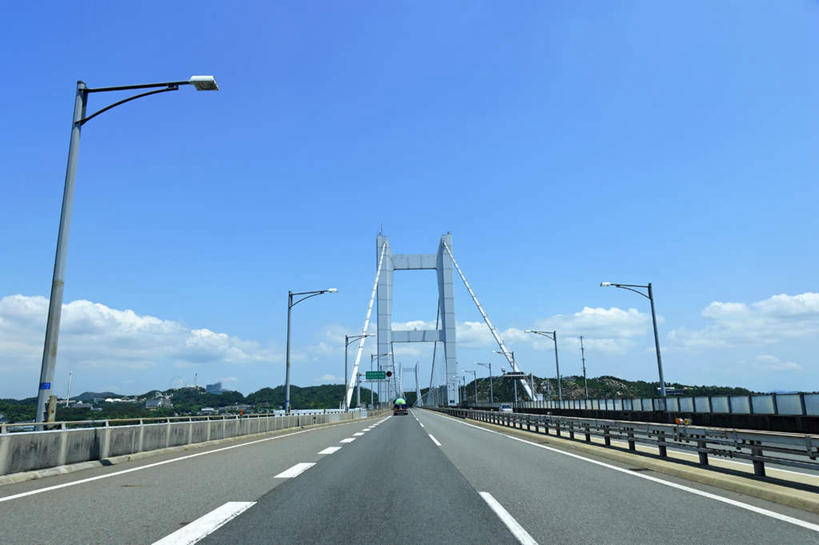 无人,横图,室外,白天,正面,旅游,度假,海浪,海洋,美景,山,山脉,植物,大桥,立交桥,路灯,桥梁,汽车,照明,日本,亚洲,一排,许多,阴影,整齐,光线,影子,景观,浪花,山峰,云,云朵,高架,斜拉桥,桥,灯光,分界线,停车线,山峦,云彩,娱乐,车,灯,树,树木,排列,蓝色,绿色,白色,白云,蓝天,天空,阳光,自然,海水,交通工具,轿车,群山,天,享受,休闲,景色,放松,生长,成长,车行道,车行道分界线,照亮,照明设备,队列,自然风光,载具,标线,海景,东亚,车行线,本州,本州岛,日本国,中国地方,冈山,冈山县,大海,风浪,海,海水的波动,近岸浪,涌浪,彩图