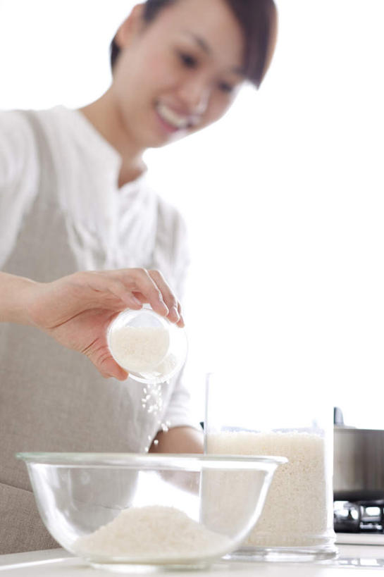 东方人,头发,一个人,站,举,笑,摸,微笑,露齿笑,竖图,室内,白天,仰视,烹饪,厨房,柜子,杯子,餐具,厨具,亚洲,仅一个年轻女性,仅一个女性,仅一个人,一堆,抚摸,握,阴影,堆叠,堆积,服装,光线,碟子,工具,盘,围裙,影子,墙,谷类,谷物,米,拿,拿着,扭头,注视,休闲装,黄种人,干净,大米,墙壁,墙面,衣服,白色,黑色,灰色,阳光,盘子,水杯,橱柜,碟,观察,看,托,站着,转头,休闲,休闲服,握着,服饰,观看,堆,察看,卫生,关注,掉落,烹饪用具,年轻女性,女人,女性,亚洲人,长发,茶杯,烹调用具,洗涤用具,触摸,接触,举起,举手,举着,烹调,洗涤,向上举,向上伸,向上托,站立,半身,彩图,低角度拍摄,灶间