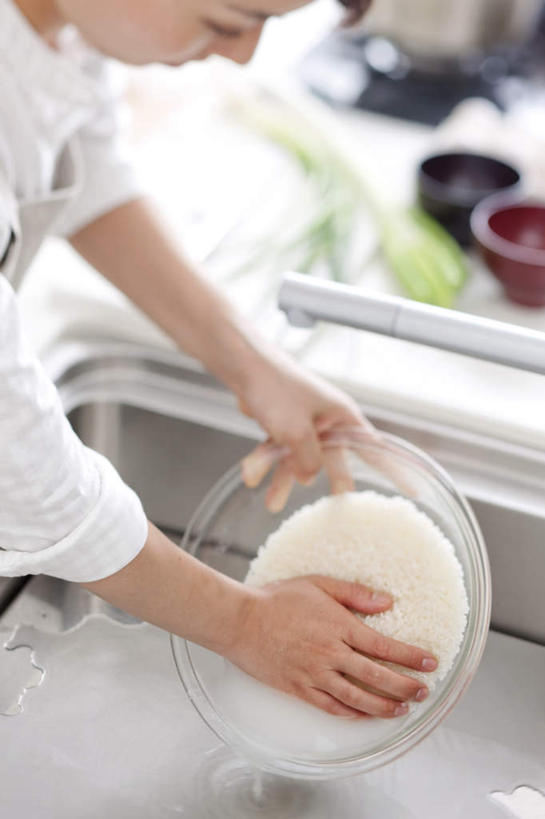 东方人,头发,一个人,站,举,笑,摸,微笑,露齿笑,竖图,俯视,室内,白天,烹饪,厨房,柜子,杯子,餐具,厨具,亚洲,仅一个年轻女性,仅一个女性,仅一个人,一堆,抚摸,握,阴影,堆叠,堆积,服装,光线,碟子,工具,盘,围裙,影子,墙,谷类,谷物,米,拿,拿着,注视,休闲装,黄种人,干净,大米,墙壁,墙面,衣服,白色,黑色,灰色,阳光,盘子,水杯,橱柜,碟,按,低头,观察,看,托,站着,休闲,休闲服,握着,服饰,观看,堆,察看,卫生,关注,烹饪用具,年轻女性,女人,女性,亚洲人,长发,茶杯,烹调用具,洗涤用具,触摸,接触,举起,举手,举着,烹调,清洗,洗涤,向上举,向上伸,向上托,站立,半身,彩图,高角度拍摄,灶间