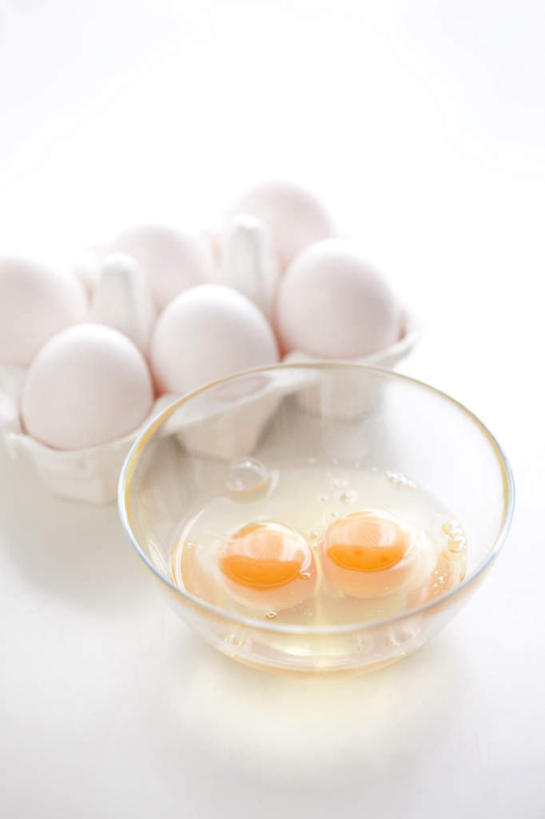 无人,竖图,俯视,室内,特写,白天,白色背景,桌面,餐具,一排,许多,阴影,环保,整齐,光线,蛋格,碟子,盘,椭圆,液体,影子,蛋,蛋黄,蛋清,鸡蛋,排列,两个,一个,白色,阳光,盘子,碟,摄影,影棚,单个,回收,资源,队列,利用,低碳,鸡蛋盒,循环,鸡蛋格,蛋托,蛋盒,卵,彩图,高角度拍摄,影棚拍摄,拍摄