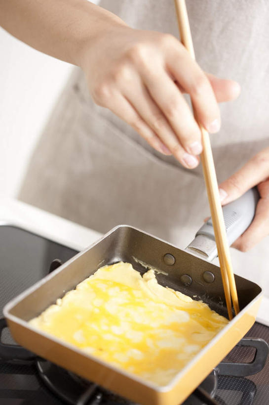 点心,东方人,头发,一个人,站,捧,摸,竖图,俯视,室内,白天,厨房,柜子,筷子,餐具,亚洲,仅一个年轻女性,仅一个女性,仅一个人,一块,一双,抚摸,握,阴影,服装,光线,方格,围裙,影子,食品,甜点,甜品,灶头,拿,拿着,休闲装,黄种人,文化,传统,食物,糕点,衣服,黄色,白色,黑色,阳光,橱柜,甜食,站着,休闲,休闲服,握着,服饰,礼节,礼仪,年轻女性,女人,女性,亚洲人,进餐用具,触摸,端,端着,接触,捧着,手捧,站立,半身,彩图,高角度拍摄,灶间