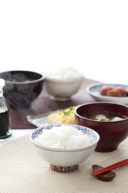 米饭,无人,竖图,俯视,室内,特写,白天,烹饪,餐桌,筷子,桌子,蔬菜,餐具,阴影,新鲜,光线,碟子,盘,影子,勺子,肉,汤,日本料理,料理,食品,褐色,饭,文化,传统,菜肴,美食,肉类,食物,阳光,盘子,调羹,碟,汤匙,碗,日式料理,日式,佳肴,有机食品,绿色食品,餐台,礼节,五谷,礼仪,肉食,进餐用具,烹调用具,彩图,高角度拍摄