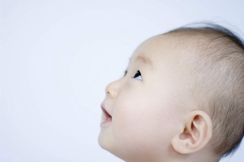 东方人,婴儿,儿童,脸,头,脸颊,头发,一个人,站,笑,微笑,露齿笑,横图,室内,特写,白天,白色背景,侧面,纯洁,亚洲,仅一个人,墙,注视,黄种人,墙壁,墙面,小孩,黑色,观察,看,站着,张嘴,可爱,摄影,活泼,影棚,观看,察看,关注,宝宝,张大嘴巴,纯真,烂漫,无邪,伶俐,天真,亚洲人,孩子,头部,脸部,脸蛋,面部,张开嘴,抬头,仰头,站立,半身,彩图,影棚拍摄,拍摄