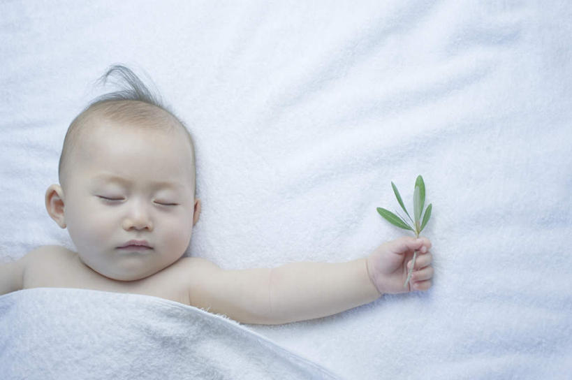 东方人,婴儿,儿童,头发,一个人,躺,闭眼,伸展双臂,睡,横图,俯视,室内,白天,纯洁,床,叶子,亚洲,仅一个人,一片,握,绿叶,床单,拿,拿着,黄种人,被子,裸露,小孩,黑色,嫩叶,可爱,握着,单人床,活泼,赤裸,被单,宝宝,裸,纯真,烂漫,无邪,卧着,伶俐,天真,亚洲人,孩子,叶,叶片,闭眼睛,闭着眼,闭着眼睛,敞开双臂,困,困觉,寝息,伸开双臂,睡觉,躺着,卧,展开双肩,张开手臂,张开双臂,半身,彩图,高角度拍摄