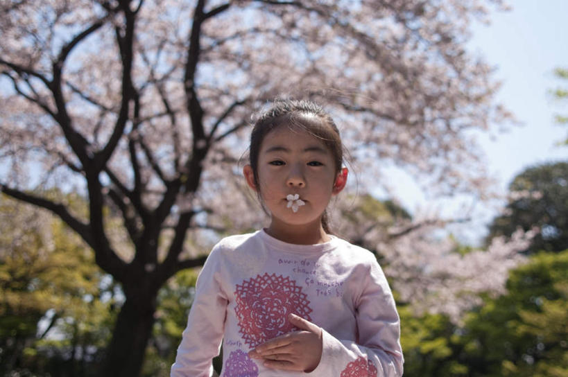 东方人,儿童,头发,一个人,站,笑,摸,微笑,露齿笑,横图,室外,白天,正面,毛衣,旅游,度假,纯洁,草地,草坪,植物,亚洲,仅一个女性,仅一个人,抚摸,阴影,光线,影子,云,云朵,云彩,注视,黄种人,娱乐,草,树,树木,小孩,粉色,蓝色,绿色,黑色,白云,蓝天,天空,阳光,自然,天,观察,看,站着,仅一个小孩,享受,休闲,放松,可爱,童年,童趣,生长,成长,观看,察看,关注,童真,烂漫,无邪,天真,女孩,女人,女性,亚洲人,孩子,长发,触摸,接触,站立,半身,彩图,绒衣,套衫,套头毛衣,线衣,女生