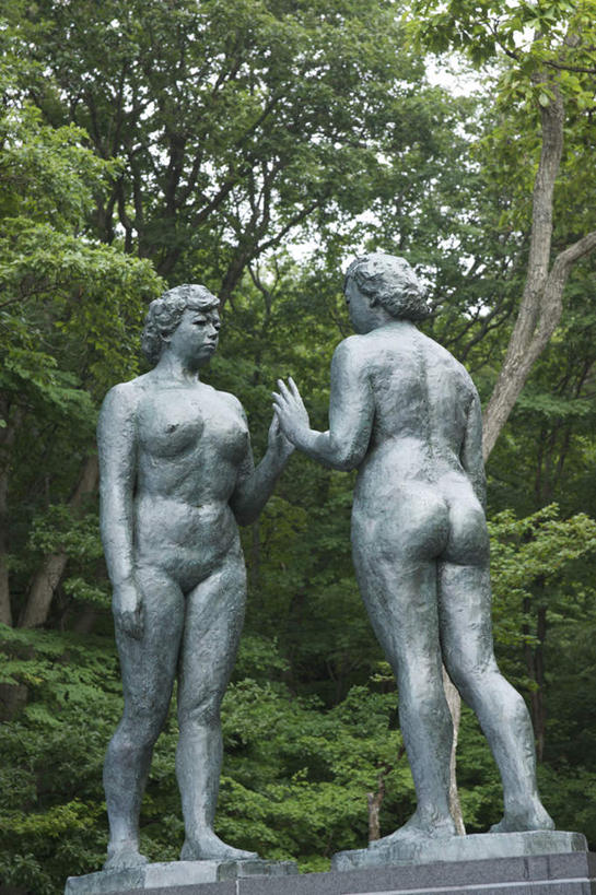 背部,无人,两个人,伙伴,朋友,站,摸,竖图,室外,白天,仰视,旅游,度假,友谊,草地,草坪,美景,植物,雕塑,日本,亚洲,抚摸,阴影,艺术,装饰,光线,雕刻,雕像,影子,景观,娱乐,相视,草,树,树木,绿色,阳光,自然,工艺品,站着,享受,休闲,面对面,景色,放松,生长,成长,纪念,对视,美术,自然风光,主题,相对,陈列,东亚,本州,相看,本州岛,日本国,青森,青森县,东北地方,功能,美学,友情,年轻女性,女人,女性,触摸,接触,站立,彩图,低角度拍摄,全身