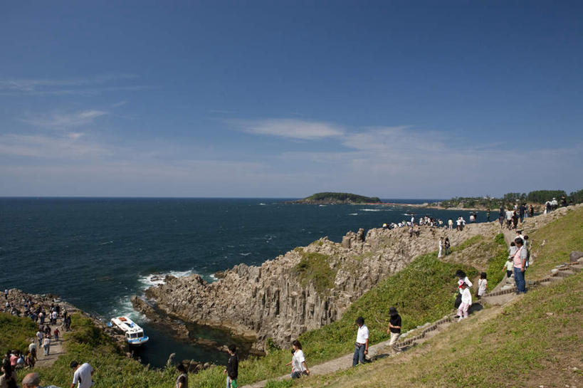 东方人,站,横图,室外,白天,正面,旅游,度假,游戏,海浪,海洋,礁石,石头,美景,水,日本,亚洲,一排,阴影,波纹,飞溅,整齐,溅,光线,石子,液体,影子,景观,浪花,水滴,水平线,云,云朵,辽阔,海平线,许多人,玩,云彩,黄种人,娱乐,水珠,排列,蓝色,白云,蓝天,水纹,天空,阳光,自然,海水,波浪,天,站着,一群人,享受,休闲,广阔,景色,放松,活动,一望无际,队列,发泄,喷洒,消遣,智力,自然风光,海景,东亚,本州,本州岛,日本国,中部地方,福井,福井县,宣泄,无边无际,一马平川,男人,男性,年轻男性,年轻女性,女人,女性,亚洲人,大海,风浪,海,海水的波动,礁,近岸浪,石块,岩石,涌浪,玩耍,嬉戏,站立,彩图,全身,游览,水天相接,水天一线