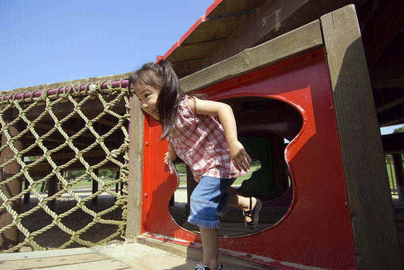 东方人,儿童,头发,一个人,站,笑,微笑,露齿笑,横图,室外,白天,侧面,旅游,度假,纯洁,游乐场,亚洲,仅一个女性,仅一个人,服装,裤子,墙,云,云朵,云彩,抬腿,注视,牛仔裤,休闲装,黄种人,娱乐,墙壁,墙面,小孩,衣服,粉色,红色,蓝色,黑色,白云,蓝天,天空,阳光,天,低头,观察,看,站着,仅一个小孩,享受,休闲,休闲服,放松,可爱,童年,童趣,服饰,观看,察看,关注,童真,烂漫,无邪,天真,女孩,女人,女性,亚洲人,孩子,长发,站立,彩图,全身,女生