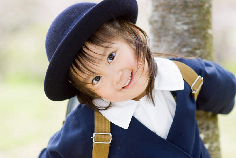 东方人,儿童,脸,头,脸颊,头发,一个人,站,笑,微笑,露齿笑,横图,俯视,室外,白天,旅游,度假,纯洁,草地,草坪,植物,帽子,亚洲,仅一个女性,仅一个人,阴影,服装,光线,影子,注视,休闲装,黄种人,娱乐,草,树,树木,小孩,衣服,黄色,蓝色,绿色,阳光,自然,遮阳帽,观察,看,靠,靠着,倚靠,站着,仅一个小孩,享受,休闲,休闲服,放松,可爱,童年,童趣,服饰,生长,成长,观看,察看,倚着,关注,童真,烂漫,无邪,一顶,天真,女孩,女人,女性,亚洲人,孩子,头部,脸部,脸蛋,面部,抬头,仰头,站立,半身,彩图,高角度拍摄,女生