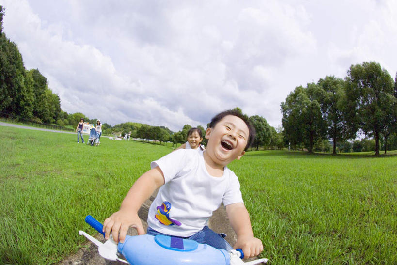 东方人,儿童,四个人,母亲,女儿,儿子,家,站,坐,笑,微笑,露齿笑,横图,室外,白天,正面,纯洁,草地,草坪,植物,自行车,亚洲,阴影,光线,影子,房屋,屋子,云,云朵,云彩,注视,黄种人,楼房,住宅,车,脚踏车,草,树,树木,小孩,骑,蓝色,绿色,白云,蓝天,天空,阳光,自然,交通工具,天,观察,看,站着,母女,母子,可爱,母爱,童年,童趣,搭,生长,晴朗,成长,观看,察看,搭着,关注,载具,童真,烂漫,无邪,天真,男孩,年轻女性,女孩,女人,女性,亚洲人,孩子,晴空,站立,坐着,半身,彩图,房子