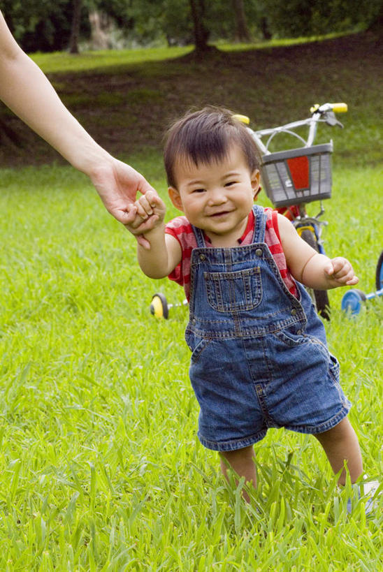 东方人,儿童,一个人,走,举,握手,笑,微笑,露齿笑,竖图,室外,白天,正面,纯洁,草地,草坪,植物,自行车,亚洲,仅一个男性,仅一个人,注视,黄种人,车,脚踏车,草,树,树木,小孩,绿色,自然,交通工具,观察,看,托,仅一个小孩,温暖,温馨,可爱,童年,童趣,生长,成长,观看,察看,关爱,关注,载具,亲情,童真,烂漫,无邪,天真,男孩,男人,男性,亚洲人,孩子,步行,搀手,举起,举手,举着,拉手,散步,手搀手,手拉手,手牵手,手握手,向上举,向上伸,向上托,走路,彩图,全身,男生