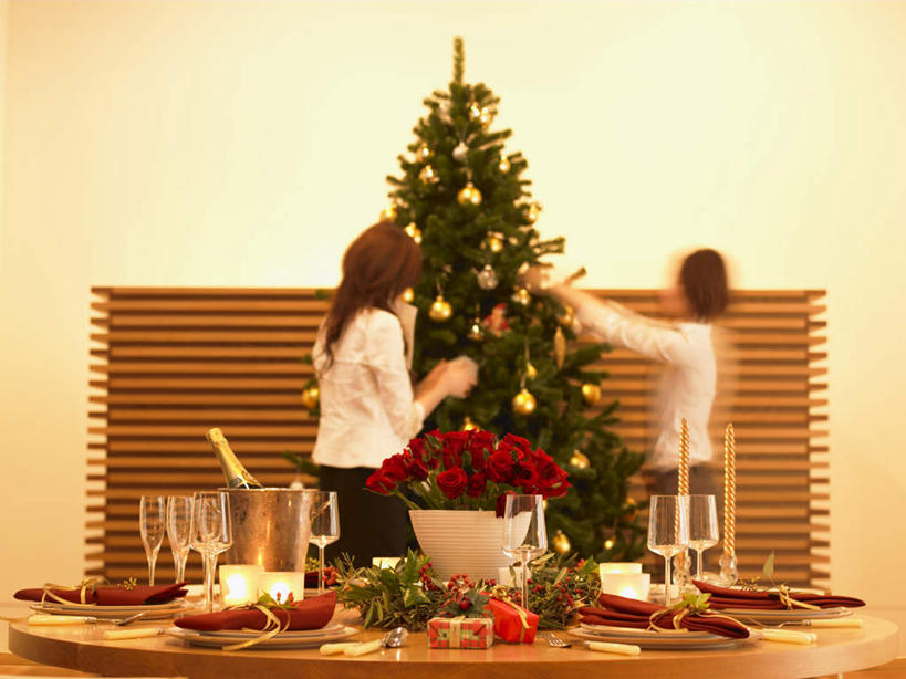 东方人,两个人,商务人士,商务女性,站,举,横图,室内,白天,爱情,幸福,纯洁,热情,美景,植物,桌子,玫瑰,杯子,餐具,蜡烛,礼盒,礼物,圣诞节,亚洲,一棵,许多,套装,节日,朦胧,模糊,庆祝,装饰,叉子,碟子,高脚杯,盘,纸盒,勺子,墙,景观,圣诞树,玫瑰花,红酒杯,浪漫,花蕾,注视,黄种人,文化,墙壁,墙面,玻璃制品,盒子,花瓣,花朵,花卉,鲜花,树,树木,背面,绿色,自然,包装盒,盘子,酒杯,礼品盒,调羹,碟,汤匙,花苞,观察,看,托,站着,庆典,温暖,温馨,景色,恩爱,礼品,生长,成长,观看,纪念,华丽,修饰,点缀,和睦,察看,关注,自然风光,商务装,感动,工薪阶层,衬托,美观,雅致,雅观,尊敬,天真,刺玫花,徘徊花,年轻女性,女人,女性,亚洲人,白领,上班族,玻璃杯,举起,举手,举着,向上举,向上伸,向上托,站立,半身,彩图,融洽