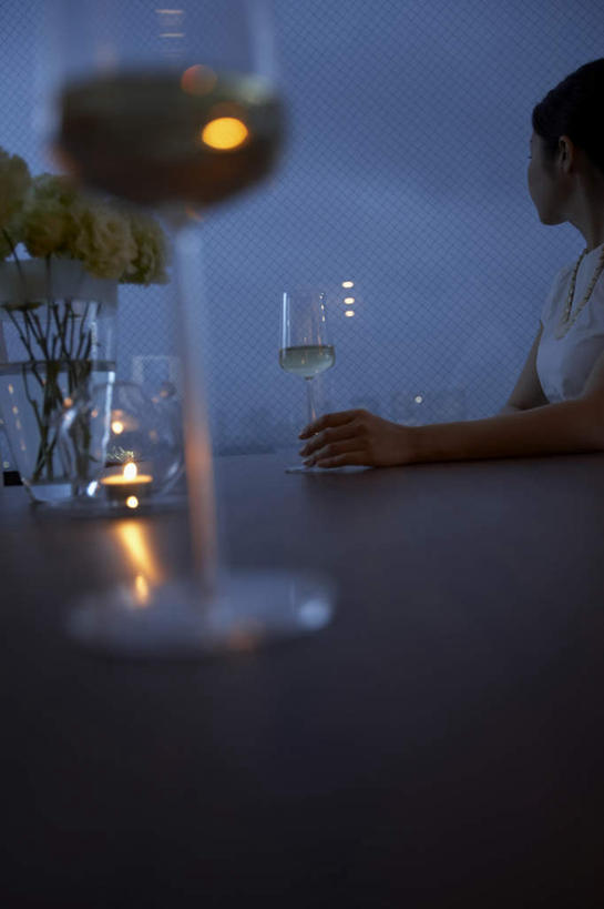 东方人,一个人,坐,竖图,室内,夜晚,侧面,T恤衫,植物,餐桌,桌子,杯子,花瓶,蜡烛,亚洲,仅一个年轻女性,仅一个女性,仅一个人,四朵,阴影,服装,盛开,光线,高脚杯,火焰,影子,烛光,红酒杯,燃烧,拿,T恤,拿着,注视,休闲装,黄种人,玻璃制品,花,花瓣,花朵,花卉,鲜花,衣服,绿色,白色,黑色,玻璃瓶,酒杯,瓶子,花蕊,点燃,观察,看,休闲,休闲服,服饰,餐台,观看,察看,关注,年轻女性,女人,女性,亚洲人,长发,玻璃杯,坐着,半身,彩图