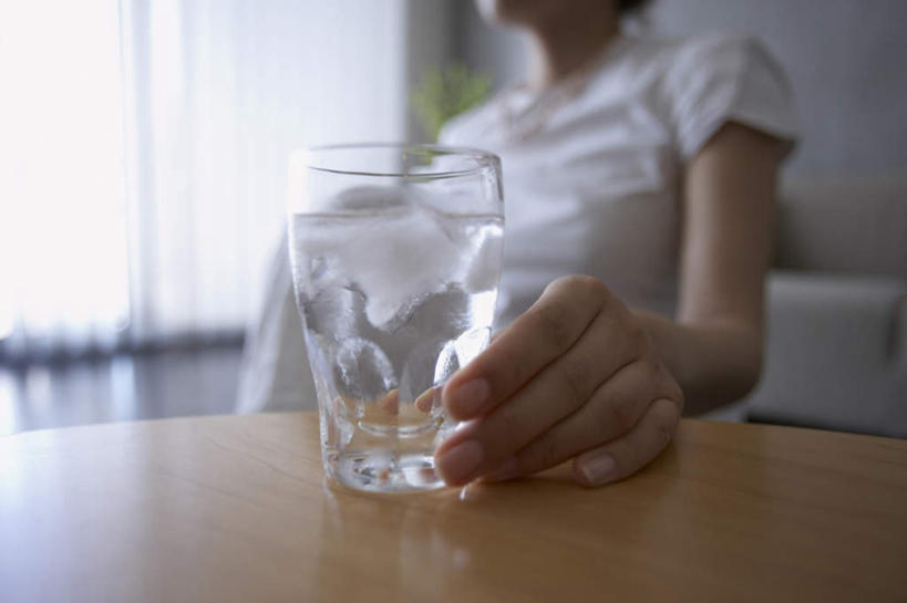 东方人,手,一个人,坐,横图,室内,特写,白天,正面,T恤衫,餐桌,桌子,杯子,亚洲,仅一个年轻女性,仅一个女性,仅一个人,服装,朦胧,模糊,拿,T恤,拿着,注视,休闲装,黄种人,玻璃制品,衣服,黑色,水杯,观察,看,休闲,手部,休闲服,服饰,餐台,观看,单手,察看,关注,年轻女性,女人,女性,亚洲人,长发,玻璃杯,坐着,半身,彩图