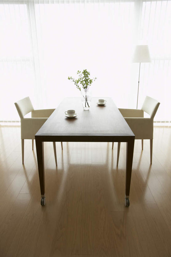 无人,家,客厅,竖图,室内,白天,正面,植物,别墅,餐桌,窗户,地板,家具,落地窗,装修,桌子,建筑,杯子,餐具,花瓶,叶子,椅子,照明,欧式,装饰,瓷器,碟子,盘,房屋,木椅,屋子,公寓,灯光,绿叶,咖啡杯,陶瓷制品,地面,两杯,豪华,建设,现代,装潢,洋房,楼房,木地板,玻璃窗,住宅,玻璃制品,灯,绿色,盘子,玻璃瓶,瓶子,灯具,碟,落地灯,室内装潢,嫩叶,餐台,明亮,照亮,起居室,舒适,家居装潢,照明设备,瓷杯,房屋设计,地中海风格,古典风格,简约风格,室内设计,宽敞,样板房装潢,设计,叶,叶片,彩图,房子