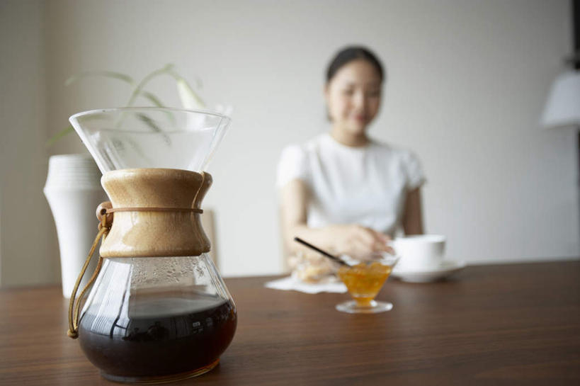 东方人,一个人,家,客厅,坐,横图,室内,白天,正面,T恤衫,别墅,餐桌,家具,装修,桌子,建筑,杯子,餐具,欧式,亚洲,仅一个年轻女性,仅一个女性,仅一个人,服装,朦胧,模糊,装饰,瓷器,碟子,盘,房屋,墙,屋子,公寓,咖啡杯,陶瓷制品,豪华,T恤,注视,休闲装,黄种人,建设,现代,装潢,洋房,楼房,墙壁,墙面,住宅,玻璃制品,衣服,白色,黑色,盘子,水杯,碟,室内装潢,观察,看,休闲,休闲服,服饰,餐台,观看,明亮,察看,起居室,舒适,家居装潢,关注,瓷杯,房屋设计,地中海风格,古典风格,简约风格,室内设计,宽敞,样板房装潢,年轻女性,女人,女性,亚洲人,长发,设计,玻璃杯,坐着,半身,彩图,房子