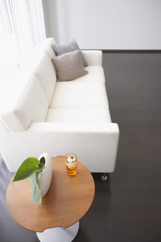 无人,家,竖图,俯视,室内,白天,植物,别墅,窗户,窗帘,地板,家具,靠垫,落地窗,沙发,装修,桌面,桌子,建筑,杯子,花瓶,欧式,装饰,木制,盆栽,陶瓷,房屋,屋子,公寓,靠枕,盆景,陶瓷制品,地面,饮品,一杯,豪华,建设,现代,装潢,洋房,楼房,木地板,玻璃窗,住宅,玻璃制品,饮料,绿色,自然,帘子,木制品,瓶子,水杯,垫子,室内装潢,枕头,遮阳,生长,成长,华丽,修饰,明亮,点缀,舒适,家居装潢,房屋设计,地中海风格,古典风格,简约风格,室内设计,宽敞,样板房装潢,衬托,美观,雅致,雅观,设计,玻璃杯,彩图,高角度拍摄,房子,皮沙发