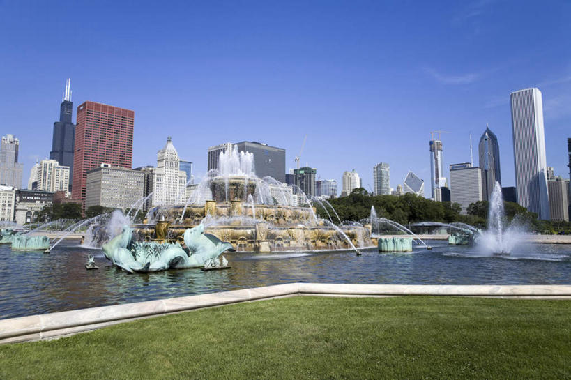 无人,公园,高楼大厦,横图,全景,室外,白天,正面,度假,办公楼,美景,天际线,植物,城市风光,标志建筑,城市,大厦,地标,建筑,摩天大楼,写字楼,美国,景观,娱乐,建设,树,树木,蓝色,绿色,蓝天,天空,自然,楼宇,天,享受,休闲,商务楼,景色,放松,生长,晴朗,成长,北美,北美洲,美洲,芝加哥,格兰特公园,万里无云,世界屠猪城,巨肩之城,劳动之城,伊利诺伊,伊利诺伊州,伊利诺州,白金汉喷泉,芝加哥市,芝城,林肯之地,北亚美利加洲,亚美利加洲,晴空,晴空万里,彩图,大楼,高层建筑,高楼,摩天楼