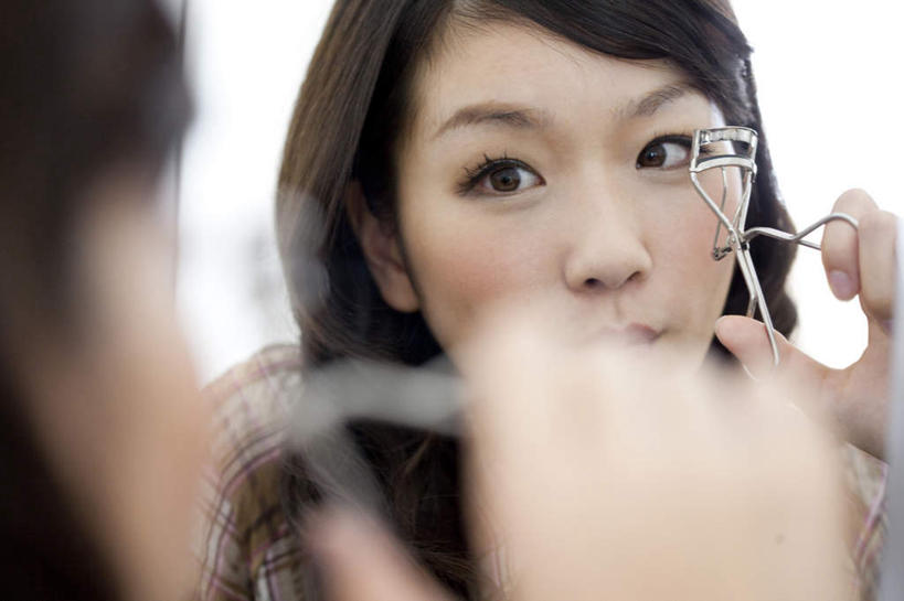 东方人,一个人,站,横图,室内,特写,白天,化妆,美容,时尚,窗户,镜子,亚洲,仅一个年轻女性,仅一个女性,仅一个人,护肤,阴影,服装,反射,影子,拿,拿着,注视,休闲装,黄种人,玻璃窗,背面,衣服,黑色,观察,看,站着,保养,享受,休闲,休闲服,睫毛夹,放松,保健,服饰,观看,镜像,察看,美容工具,镜面,关注,养颜,化妆工具,年轻女性,女人,女性,亚洲人,长发,站立,半身,彩图