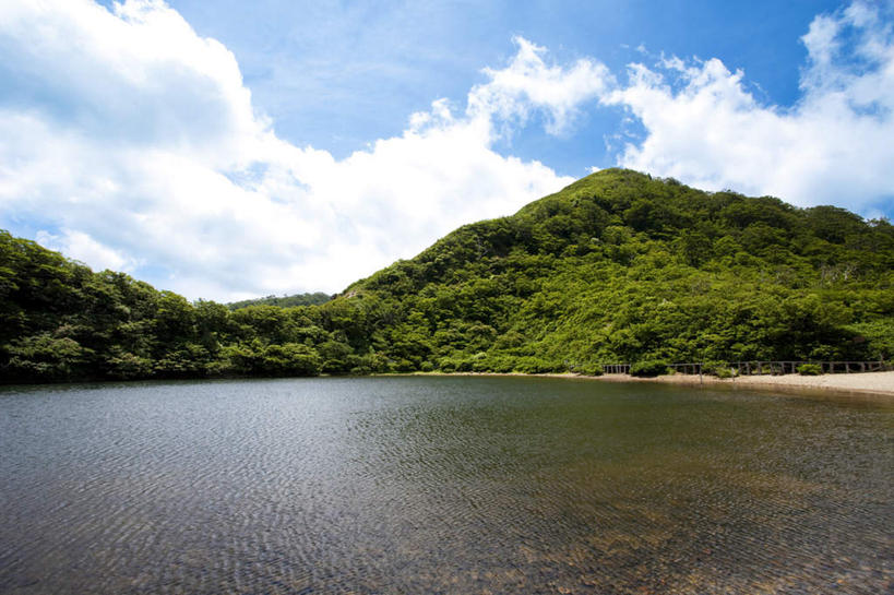 无人,栏杆,横图,室外,白天,仰视,旅游,度假,湖,湖泊,美景,山,山脉,树林,水,植物,日本,亚洲,许多,湖面,景观,山峰,水流,水面,云,云朵,围栏,山峦,云彩,娱乐,护栏,树,树木,蓝色,绿色,白云,蓝天,天空,自然,湖水,群山,天,享受,休闲,景色,放松,生长,晴朗,成长,自然风光,东亚,本州,本州岛,日本国,中部地方,福井,福井县,晴空,彩图,低角度拍摄