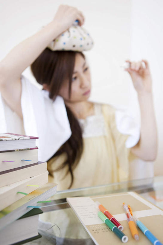 东方人,一个人,办公室,坐,竖图,室内,白天,正面,安全,家具,生活用品,桌子,书籍,亚洲,仅一个年轻女性,仅一个女性,仅一个人,一堆,许多,握,堆叠,堆积,服装,朦胧,模糊,散落,医学,测量,笔,器材,温度计,办公桌,棕色,办公用品,注视,休闲装,黄种人,显示屏,文具,一个,衣服,黄色,体温计,学习用品,观察,看,休闲,生病,辫子,休闲服,握着,四支,服饰,单个,观看,堆,快速,文具用品,温度,察看,感冒,医疗,卫生,冰袋,准确,体温,关注,精度,精准,发烧,电子温度计,电子体温计,流感,物理,办公家具,感温头,温度传感器,读数,快捷,医用温度计,量温棒,热电偶,发热,抱病,年轻女性,女人,女性,亚洲人,长发,书,图书,坐着,半身,彩图