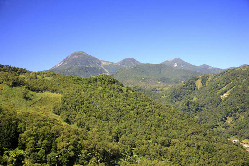 无人,横图,俯视,航拍,室外,白天,旅游,度假,山,山脉,植物,北海道,日本,亚洲,景观,山川,山峰,山峦,娱乐,树,树木,蓝色,绿色,蓝天,天空,自然,群山,天,享受,休闲,景色,放松,生长,晴朗,成长,鸟瞰,自然风光,东亚,万里无云,日本国,北海道地方,北海道岛,根室支厅,罗臼町,目梨郡,晴空,晴空万里,彩图,高角度拍摄,道东